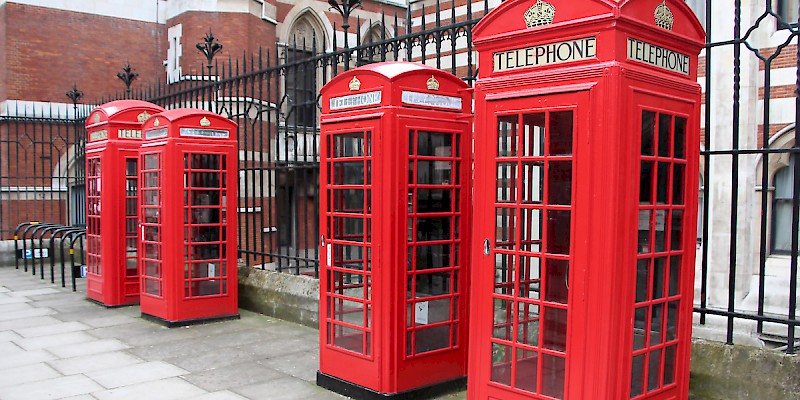 Two large, 1920s-era K2 phone booths flanking the 1930s K6 replacements (Photo by Sheep"R"Us)