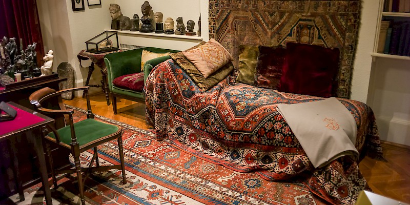 The actual, original couch in Freud's study, just behind his desk (Photo by Alessandro Grussu)