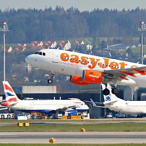 An easyJet plane taking off at London Luton Airport
				(Photo by Aero Icarus)