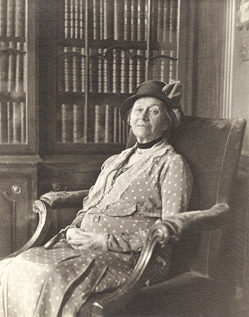 Alice Pleasance Liddell Hargreaves, age 80, Packing tips (Photo by W. Coulbourn Brown)